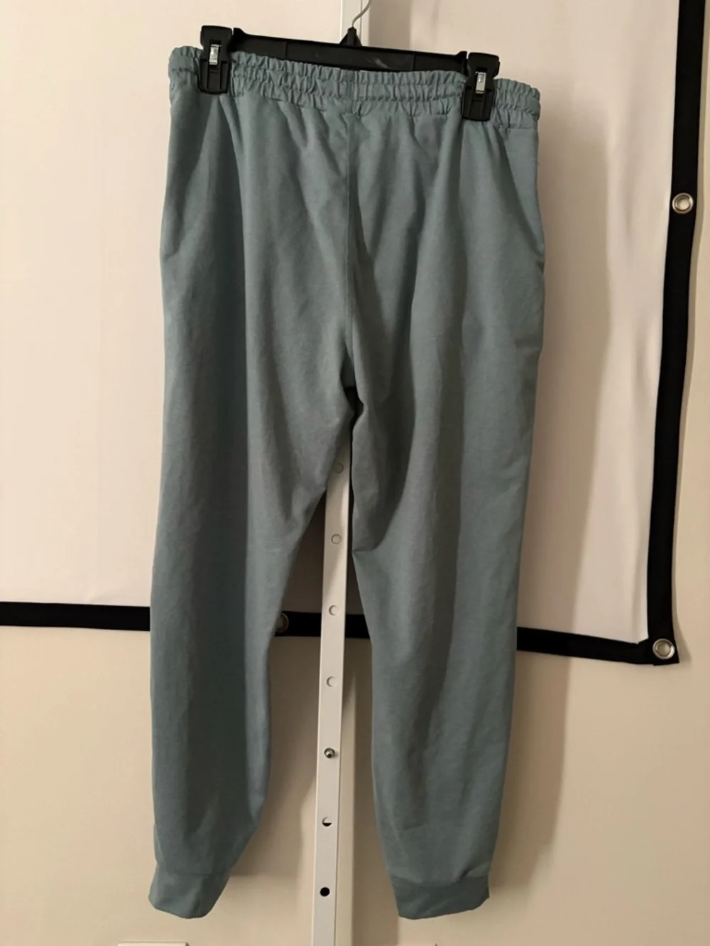Vuori Men's Jogger Pants in Sage - Picture 4 of 5